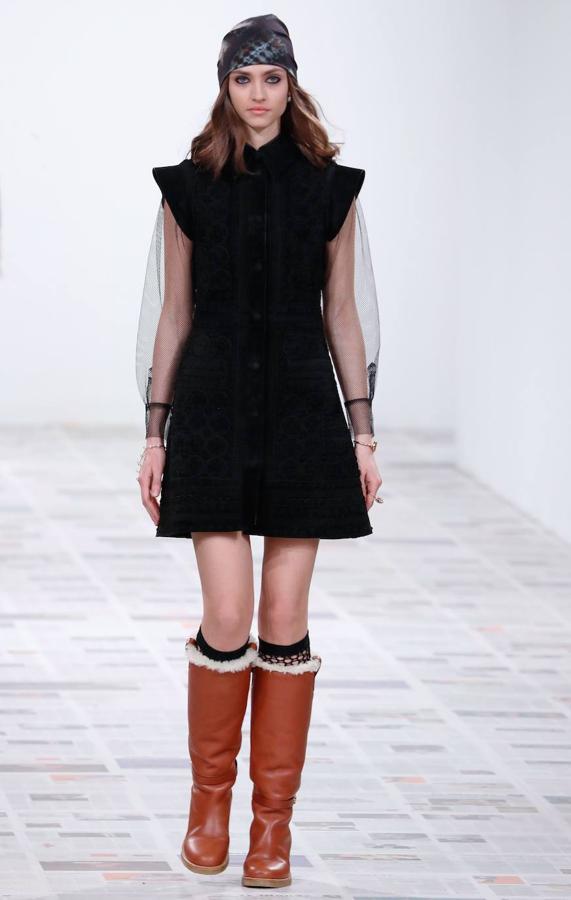 Maria Grazia Chiuri presentó la nueva colección de inspiración boho con vestidos hasta los pies, flecos, bandanas y peinados naturales. Dior propone también la corbata, el estampado de cuadros y los gorros a la francesa como las próximas tendencias.