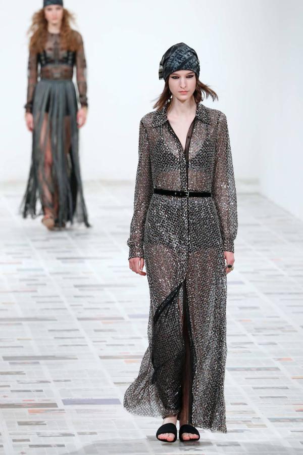 Maria Grazia Chiuri presentó la nueva colección de inspiración boho con vestidos hasta los pies, flecos, bandanas y peinados naturales. Dior propone también la corbata, el estampado de cuadros y los gorros a la francesa como las próximas tendencias.