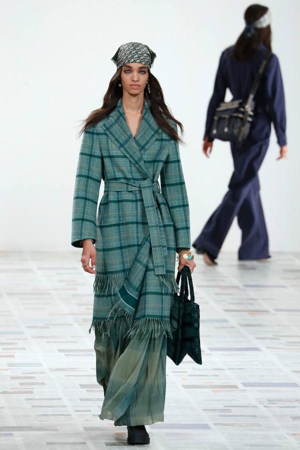 Maria Grazia Chiuri presentó la nueva colección de inspiración boho con vestidos hasta los pies, flecos, bandanas y peinados naturales. Dior propone también la corbata, el estampado de cuadros y los gorros a la francesa como las próximas tendencias.