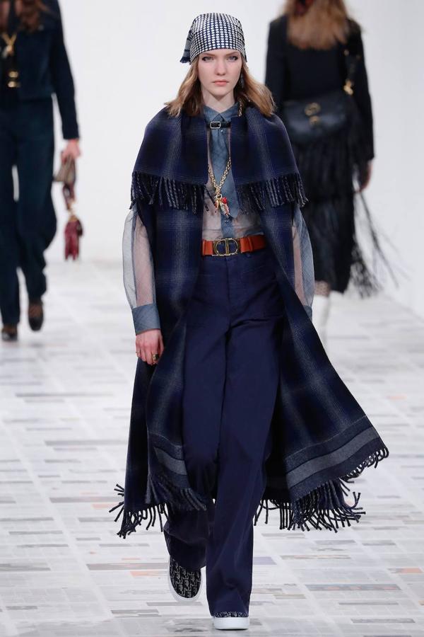 Maria Grazia Chiuri presentó la nueva colección de inspiración boho con vestidos hasta los pies, flecos, bandanas y peinados naturales. Dior propone también la corbata, el estampado de cuadros y los gorros a la francesa como las próximas tendencias.