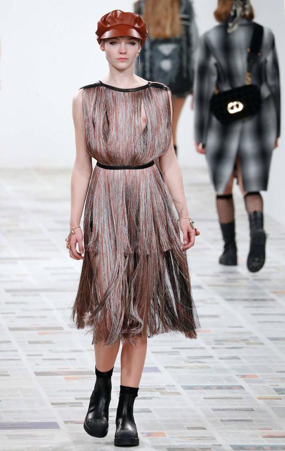Maria Grazia Chiuri presentó la nueva colección de inspiración boho con vestidos hasta los pies, flecos, bandanas y peinados naturales. Dior propone también la corbata, el estampado de cuadros y los gorros a la francesa como las próximas tendencias.