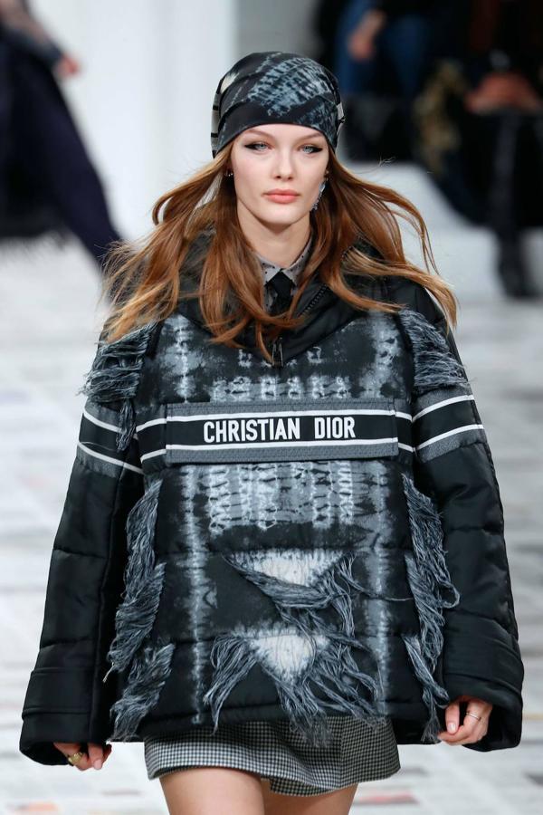 Maria Grazia Chiuri presentó la nueva colección de inspiración boho con vestidos hasta los pies, flecos, bandanas y peinados naturales. Dior propone también la corbata, el estampado de cuadros y los gorros a la francesa como las próximas tendencias.