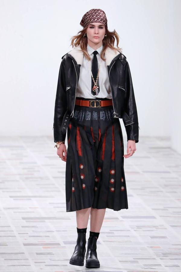 Maria Grazia Chiuri presentó la nueva colección de inspiración boho con vestidos hasta los pies, flecos, bandanas y peinados naturales. Dior propone también la corbata, el estampado de cuadros y los gorros a la francesa como las próximas tendencias.