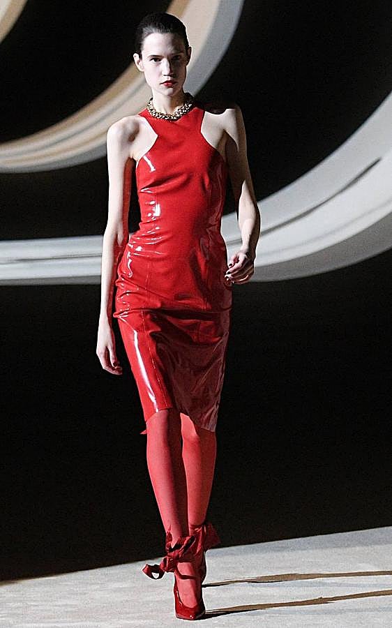 Yves Saint Laurent trae los 80 a la pasarela de la fashion week de París. En el desfile de a firma francesa destaca el cuero que los plasma en todo tipo de prendas, los pantalones y vestidos ceñidos, las blusas con el cuello lazado, y las chaquetas con hombreras.