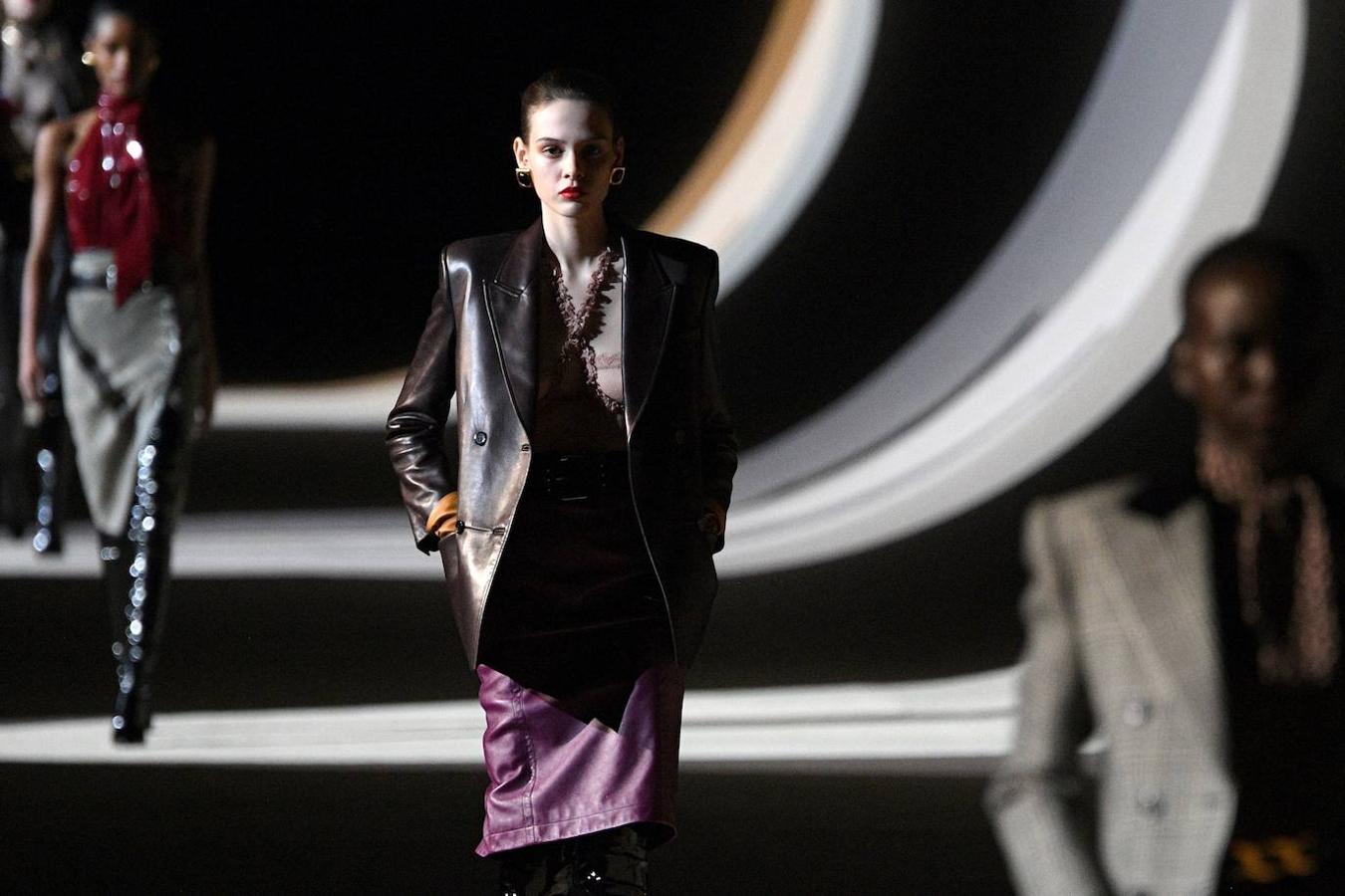 Yves Saint Laurent trae los 80 a la pasarela de la fashion week de París. En el desfile de a firma francesa destaca el cuero que los plasma en todo tipo de prendas, los pantalones y vestidos ceñidos, las blusas con el cuello lazado, y las chaquetas con hombreras.