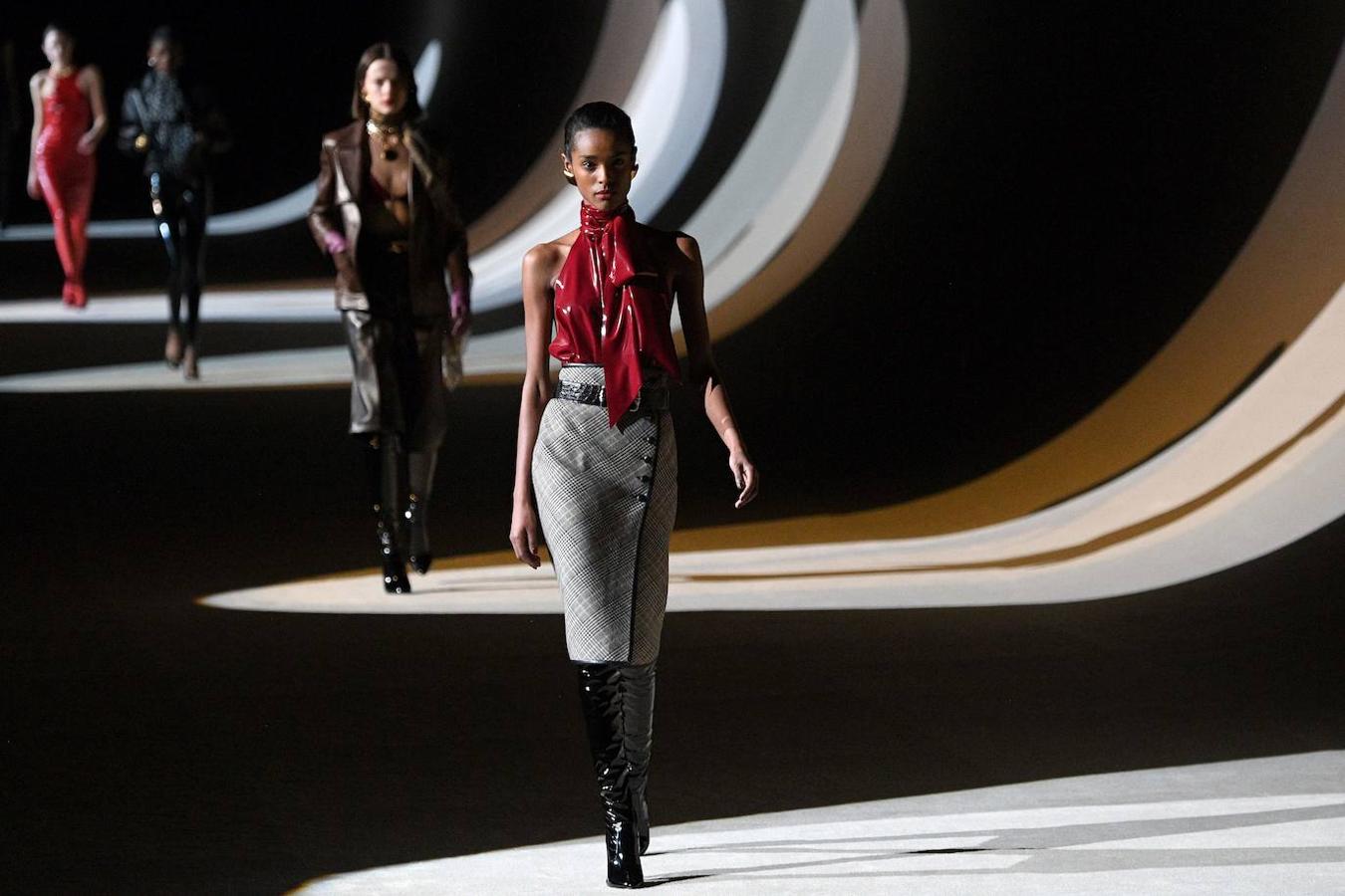 Yves Saint Laurent trae los 80 a la pasarela de la fashion week de París. En el desfile de a firma francesa destaca el cuero que los plasma en todo tipo de prendas, los pantalones y vestidos ceñidos, las blusas con el cuello lazado, y las chaquetas con hombreras.