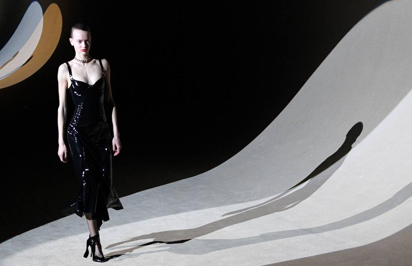 Yves Saint Laurent trae los 80 a la pasarela de la fashion week de París. En el desfile de a firma francesa destaca el cuero que los plasma en todo tipo de prendas, los pantalones y vestidos ceñidos, las blusas con el cuello lazado, y las chaquetas con hombreras.