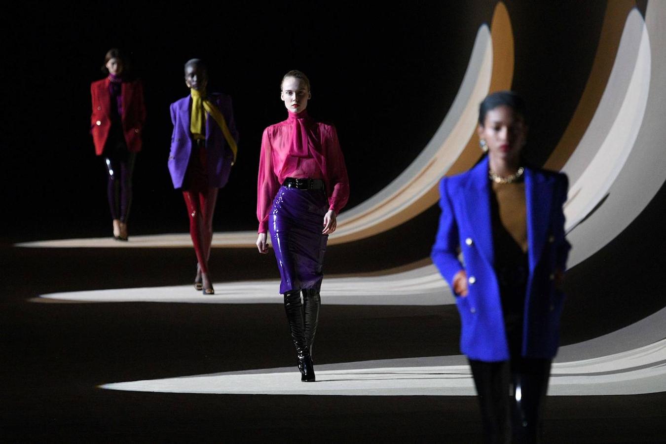 Yves Saint Laurent trae los 80 a la pasarela de la fashion week de París. En el desfile de a firma francesa destaca el cuero que los plasma en todo tipo de prendas, los pantalones y vestidos ceñidos, las blusas con el cuello lazado, y las chaquetas con hombreras.