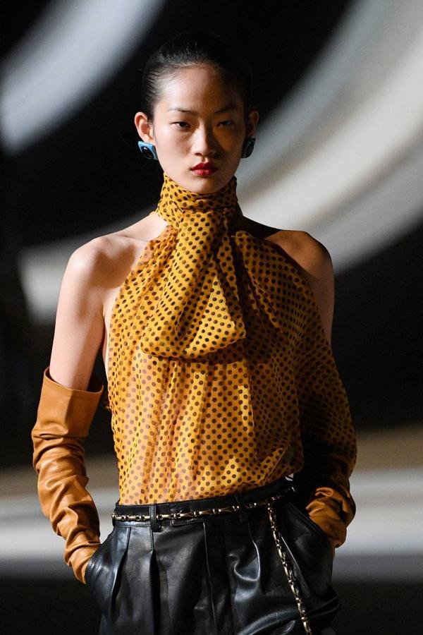 Yves Saint Laurent trae los 80 a la pasarela de la fashion week de París. En el desfile de a firma francesa destaca el cuero que los plasma en todo tipo de prendas, los pantalones y vestidos ceñidos, las blusas con el cuello lazado, y las chaquetas con hombreras.