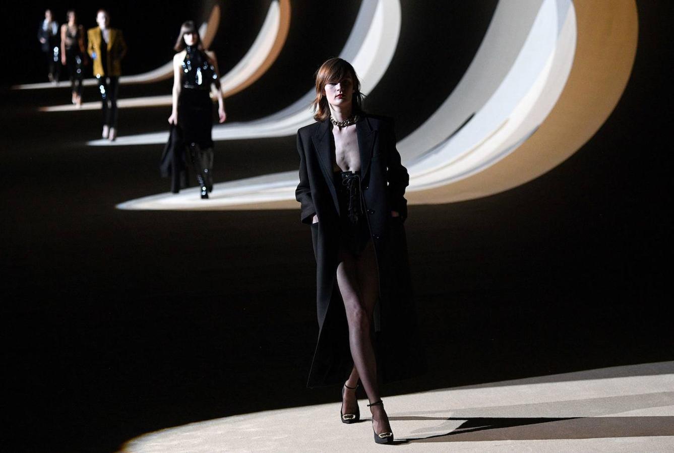 Yves Saint Laurent trae los 80 a la pasarela de la fashion week de París. En el desfile de a firma francesa destaca el cuero que los plasma en todo tipo de prendas, los pantalones y vestidos ceñidos, las blusas con el cuello lazado, y las chaquetas con hombreras.