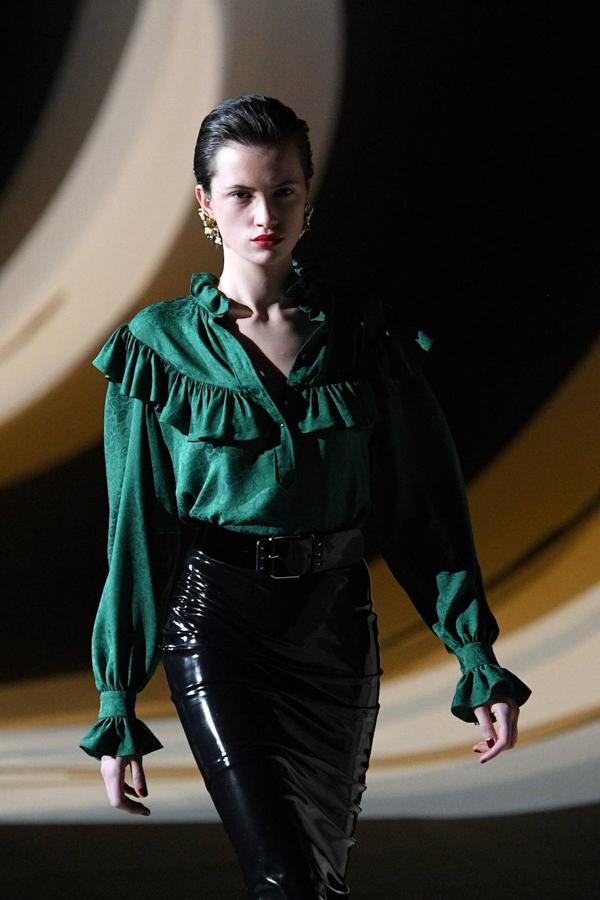 Yves Saint Laurent trae los 80 a la pasarela de la fashion week de París. En el desfile de a firma francesa destaca el cuero que los plasma en todo tipo de prendas, los pantalones y vestidos ceñidos, las blusas con el cuello lazado, y las chaquetas con hombreras.