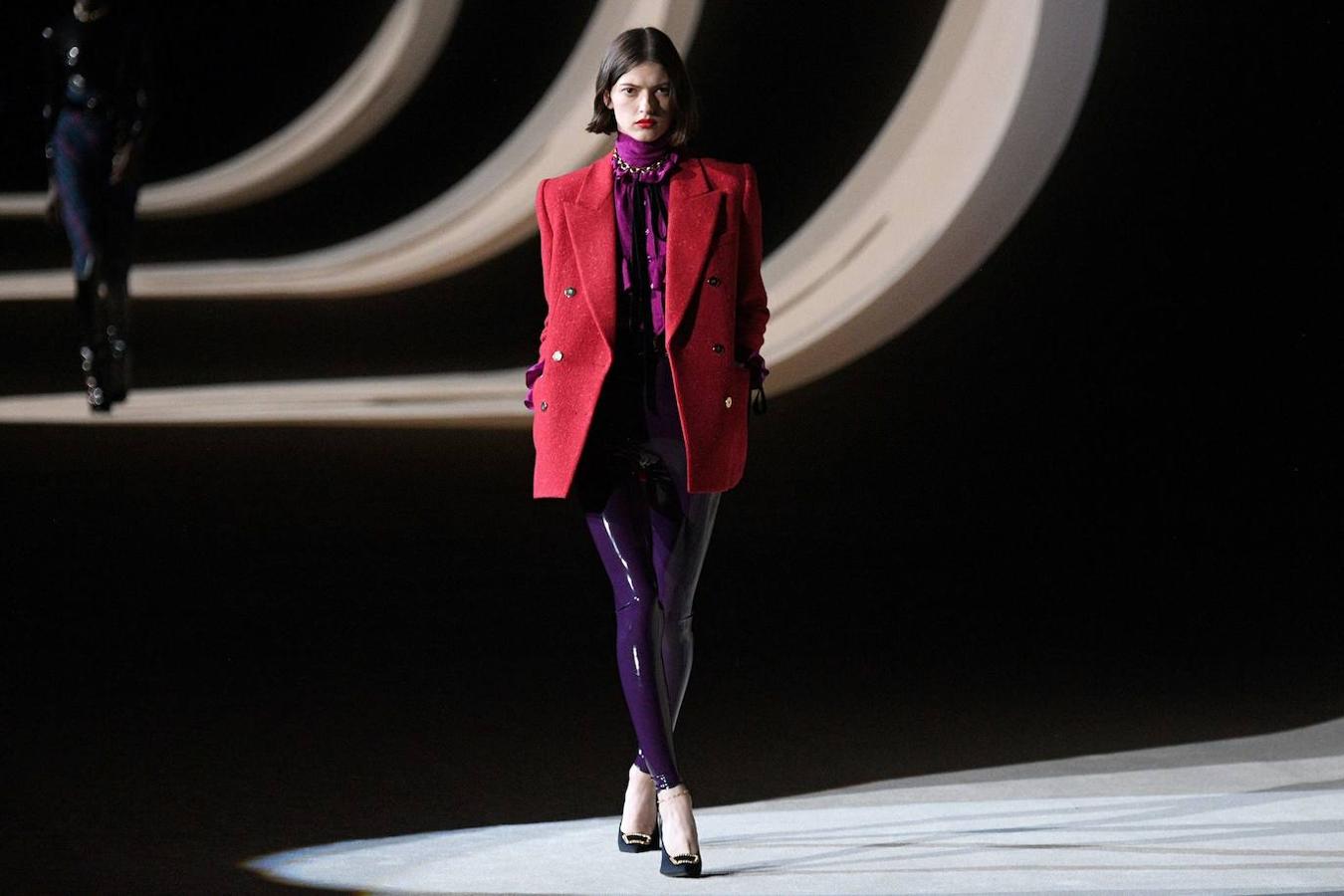 Yves Saint Laurent trae los 80 a la pasarela de la fashion week de París. En el desfile de a firma francesa destaca el cuero que los plasma en todo tipo de prendas, los pantalones y vestidos ceñidos, las blusas con el cuello lazado, y las chaquetas con hombreras.