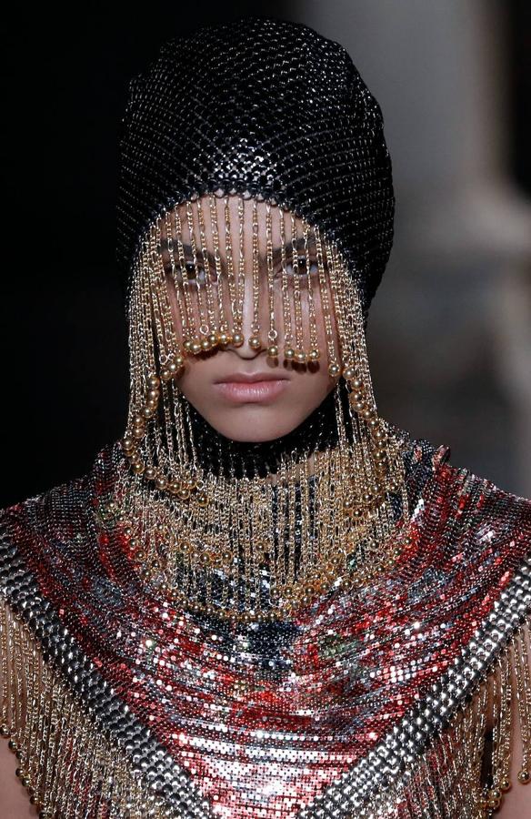 Paco Rabanne se inspira en la época medieval para convertir a la mujer en una guerrera moderna. Desde la pasarela de París simula el traje de un guerrero con diseños de colores metalizados y capuchas.