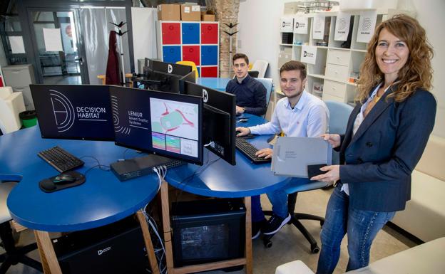 Lola Cano, investigadora responsable del proyecto, con Antonio Cañavate y Sergio Moreno. 