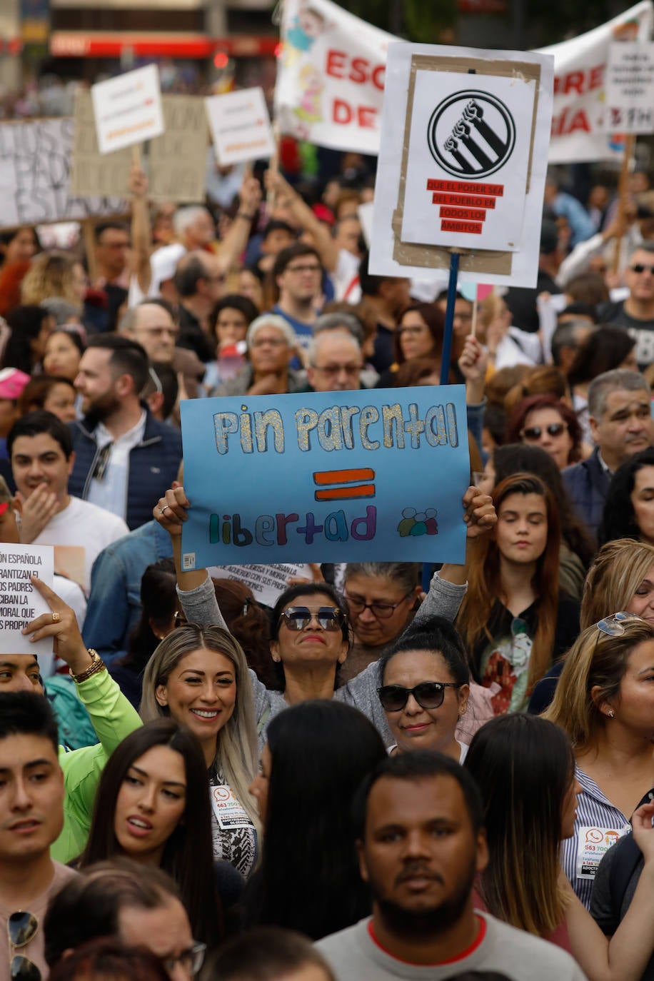 Fotos: «Nuestros hijos son nuestros», claman varios miles de personas en Murcia