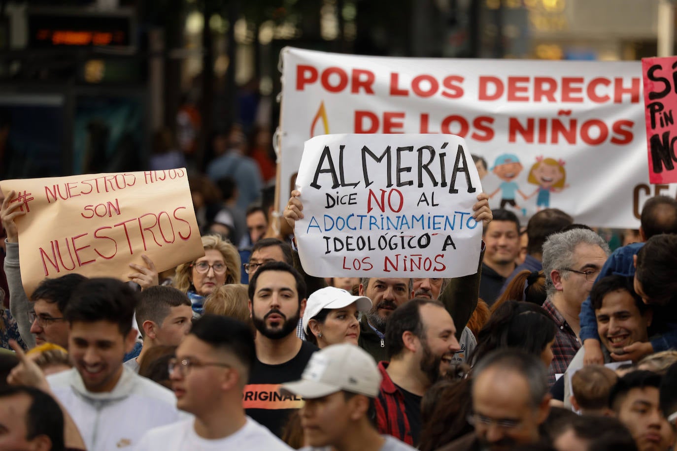 Fotos: «Nuestros hijos son nuestros», claman varios miles de personas en Murcia