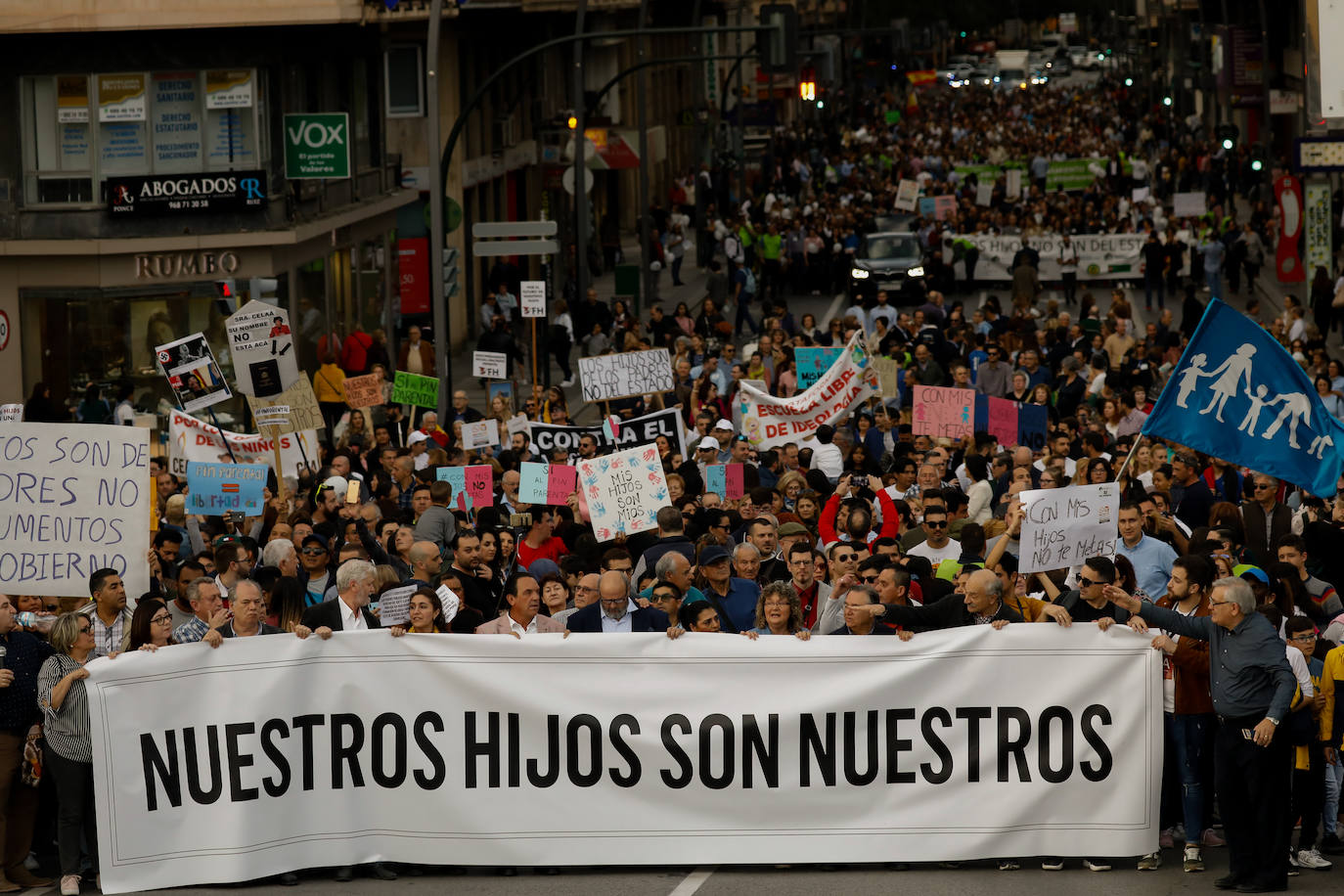 Fotos: «Nuestros hijos son nuestros», claman varios miles de personas en Murcia