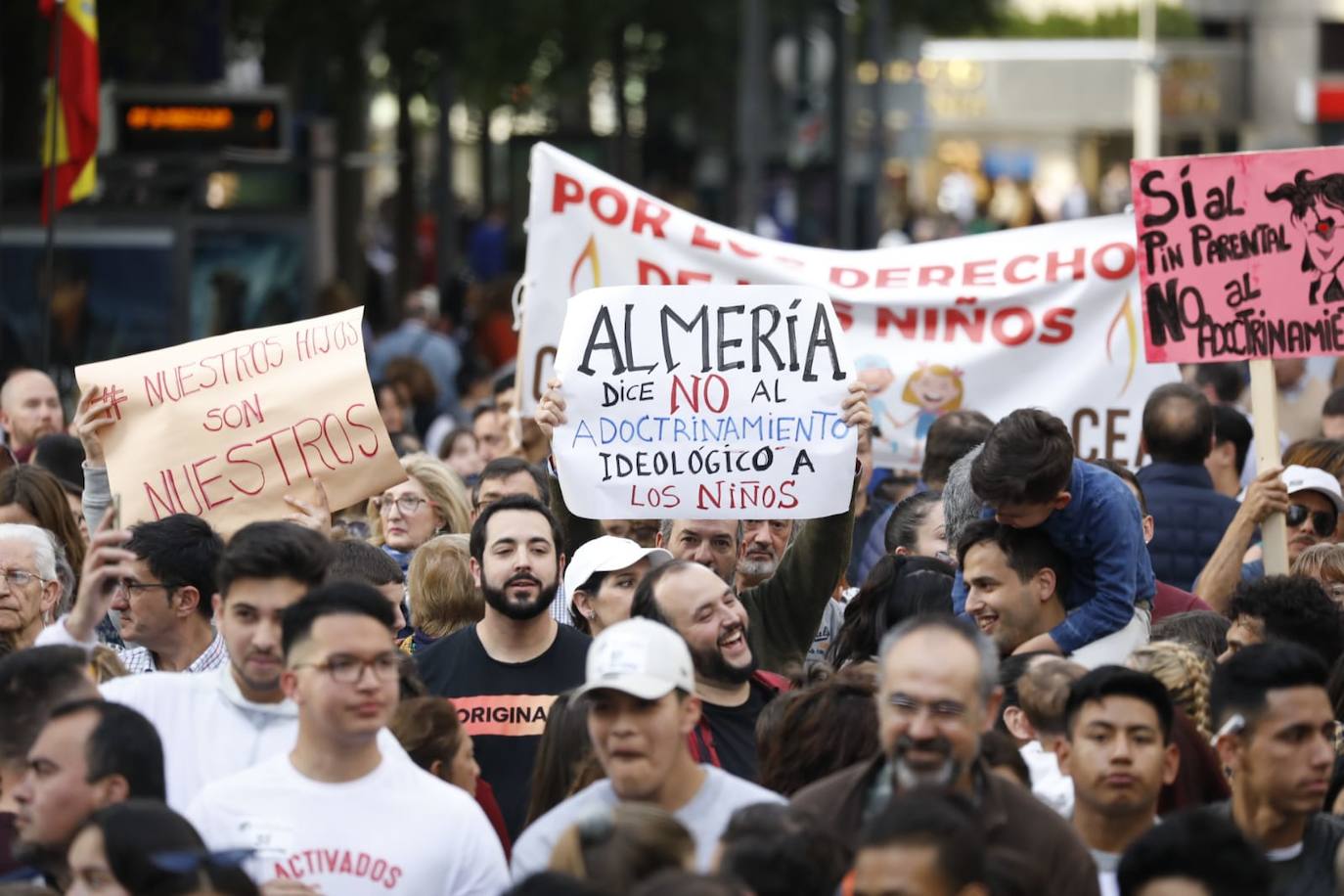 Fotos: «Nuestros hijos son nuestros», claman varios miles de personas en Murcia