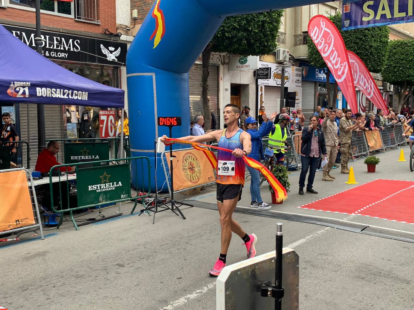 El corredor del Filippedes de Moratalla completa los 14 kilómetros en la VII Carrera Popular de la Base Aérea en 46:45 minutos, por los 57:12 para la atleta del Fondistas de Yecla