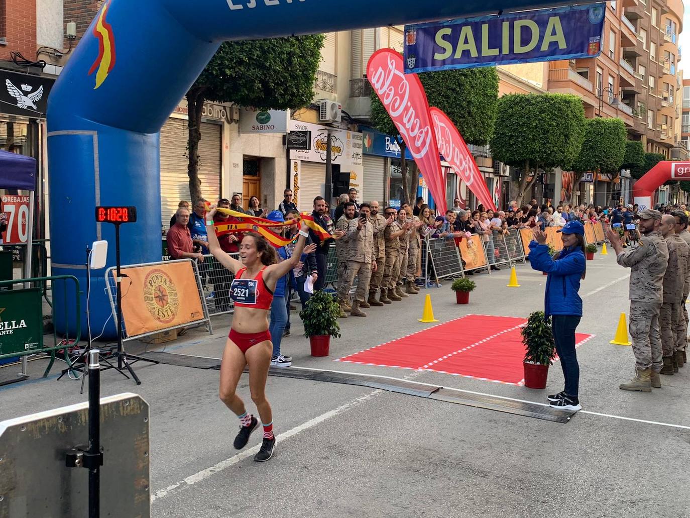 El corredor del Filippedes de Moratalla completa los 14 kilómetros en la VII Carrera Popular de la Base Aérea en 46:45 minutos, por los 57:12 para la atleta del Fondistas de Yecla