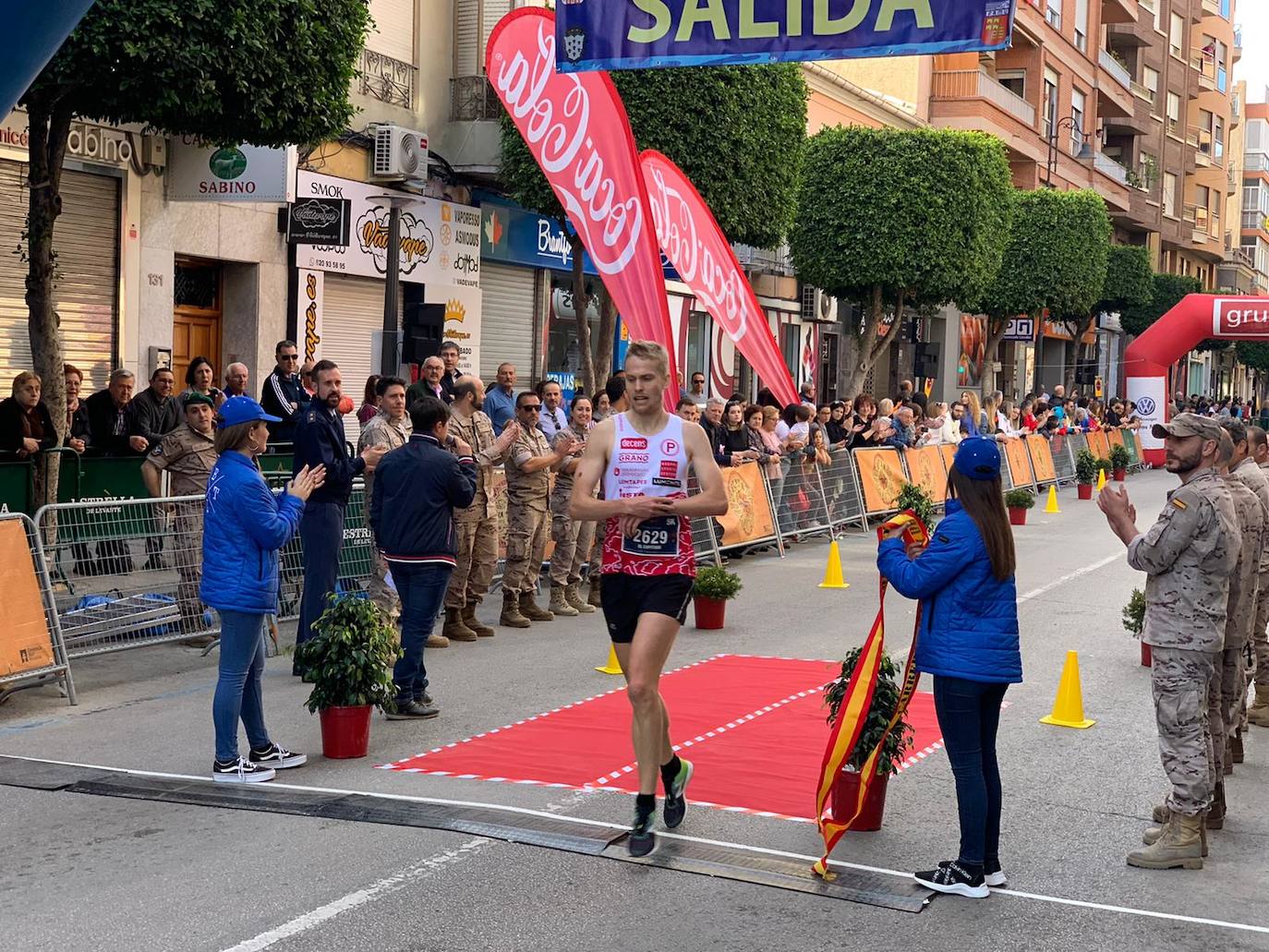 El corredor del Filippedes de Moratalla completa los 14 kilómetros en la VII Carrera Popular de la Base Aérea en 46:45 minutos, por los 57:12 para la atleta del Fondistas de Yecla