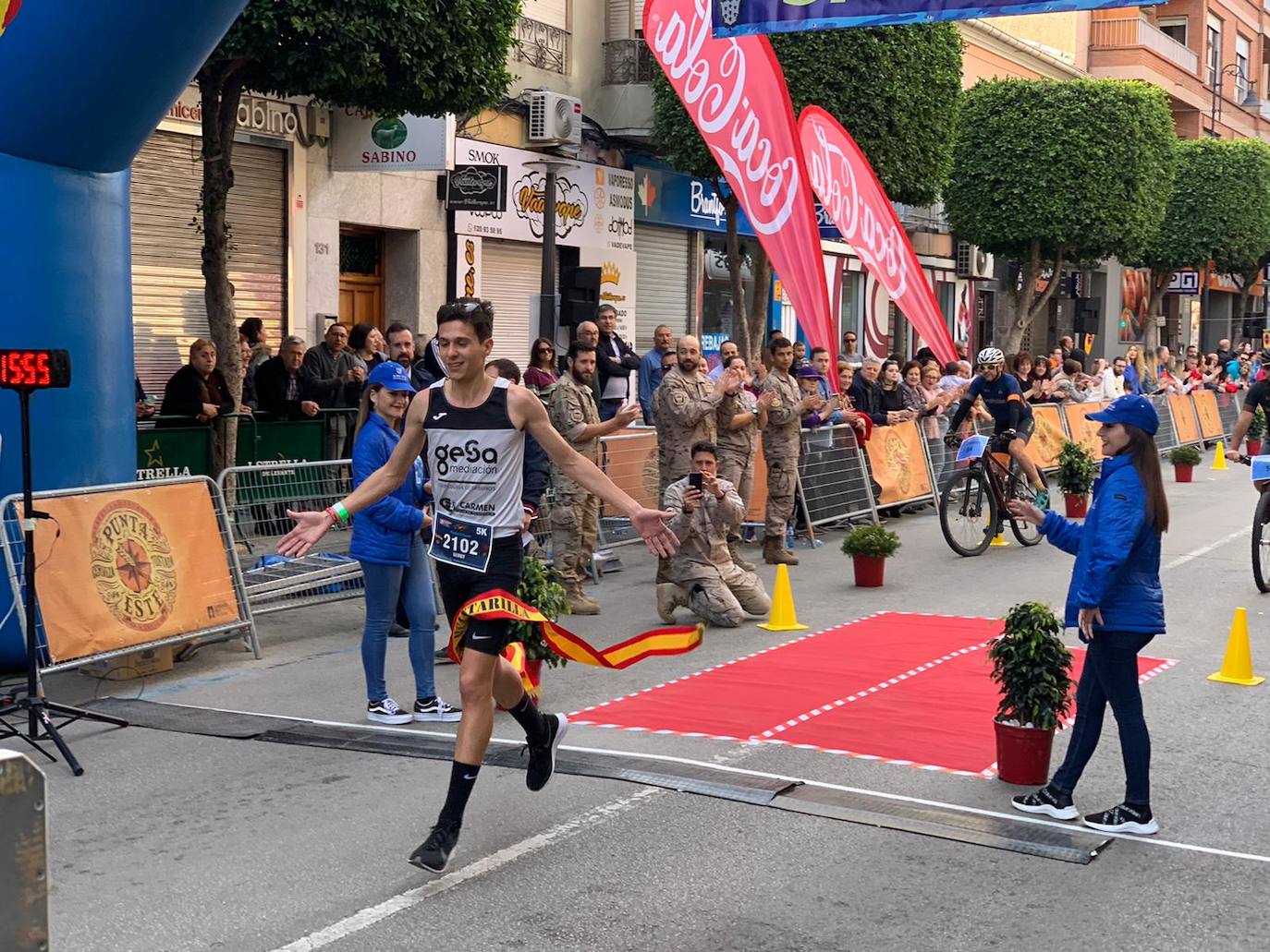 El corredor del Filippedes de Moratalla completa los 14 kilómetros en la VII Carrera Popular de la Base Aérea en 46:45 minutos, por los 57:12 para la atleta del Fondistas de Yecla