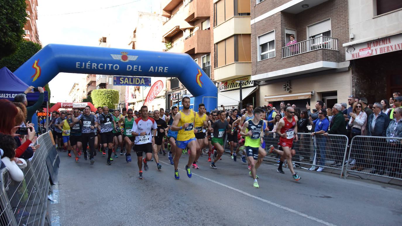 El corredor del Filippedes de Moratalla completa los 14 kilómetros en la VII Carrera Popular de la Base Aérea en 46:45 minutos, por los 57:12 para la atleta del Fondistas de Yecla