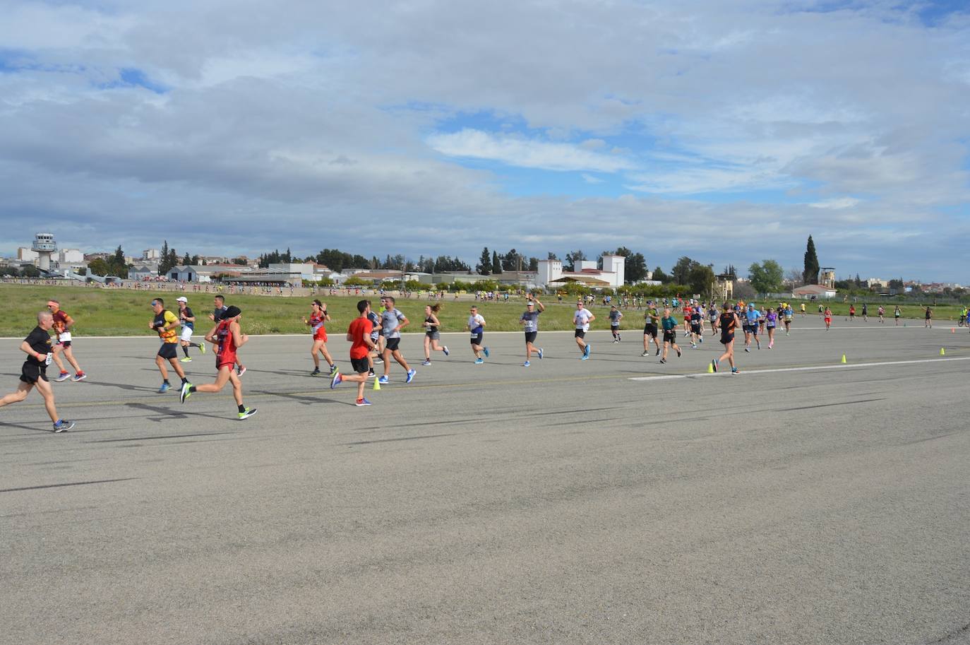 El corredor del Filippedes de Moratalla completa los 14 kilómetros en la VII Carrera Popular de la Base Aérea en 46:45 minutos, por los 57:12 para la atleta del Fondistas de Yecla