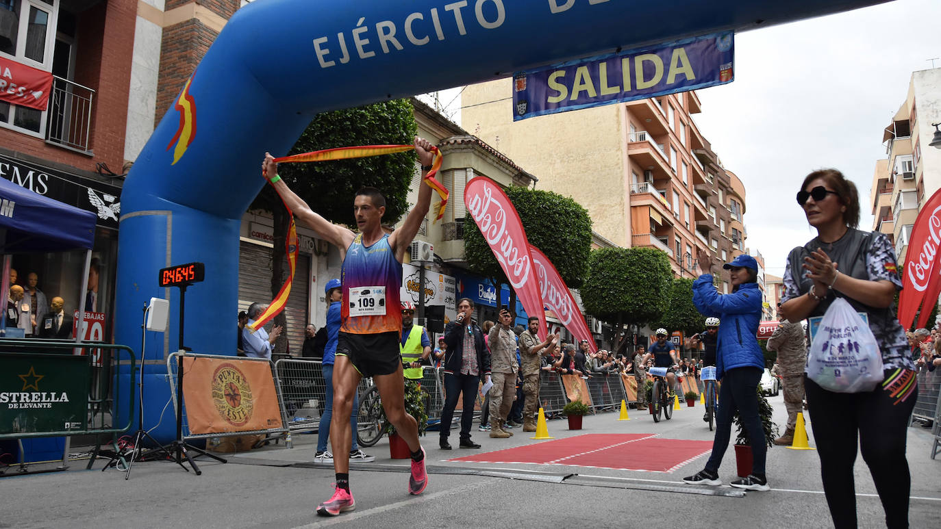 El corredor del Filippedes de Moratalla completa los 14 kilómetros en la VII Carrera Popular de la Base Aérea en 46:45 minutos, por los 57:12 para la atleta del Fondistas de Yecla