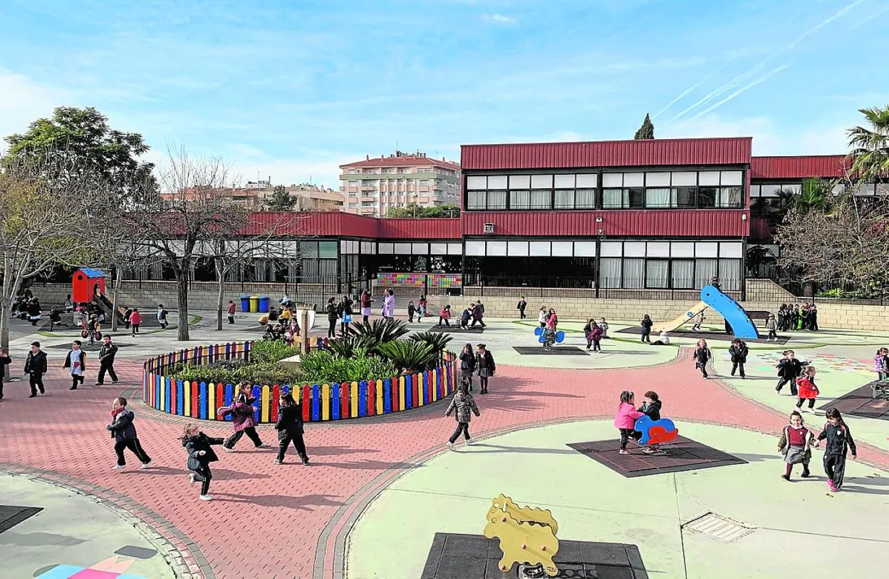 Alumnos juegan en el amplio patio de recreo del Colegio Santa María del Carmen. 
