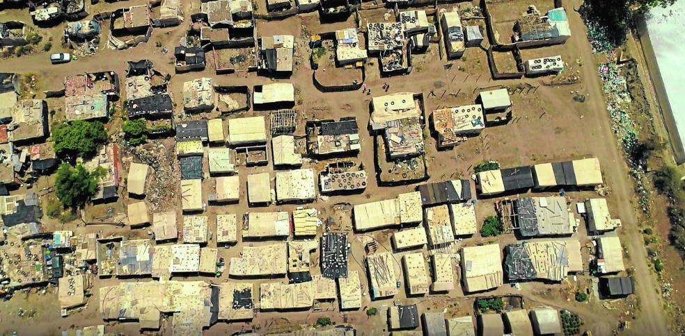 Vista aérea tomada con dron de uno de los asentamientos en los invernaderos de Níjar, donde Fundación Cepaim presta ayuda en el área socio-sanitaria. 