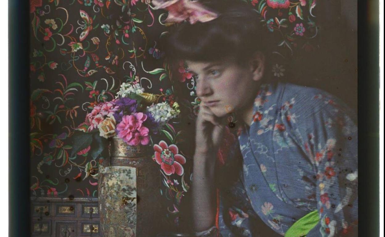 Lina Gillman, hija del fotógrafo Gustavo Gillman, ataviada de geisha, en la Casa de la Huerta (1908).