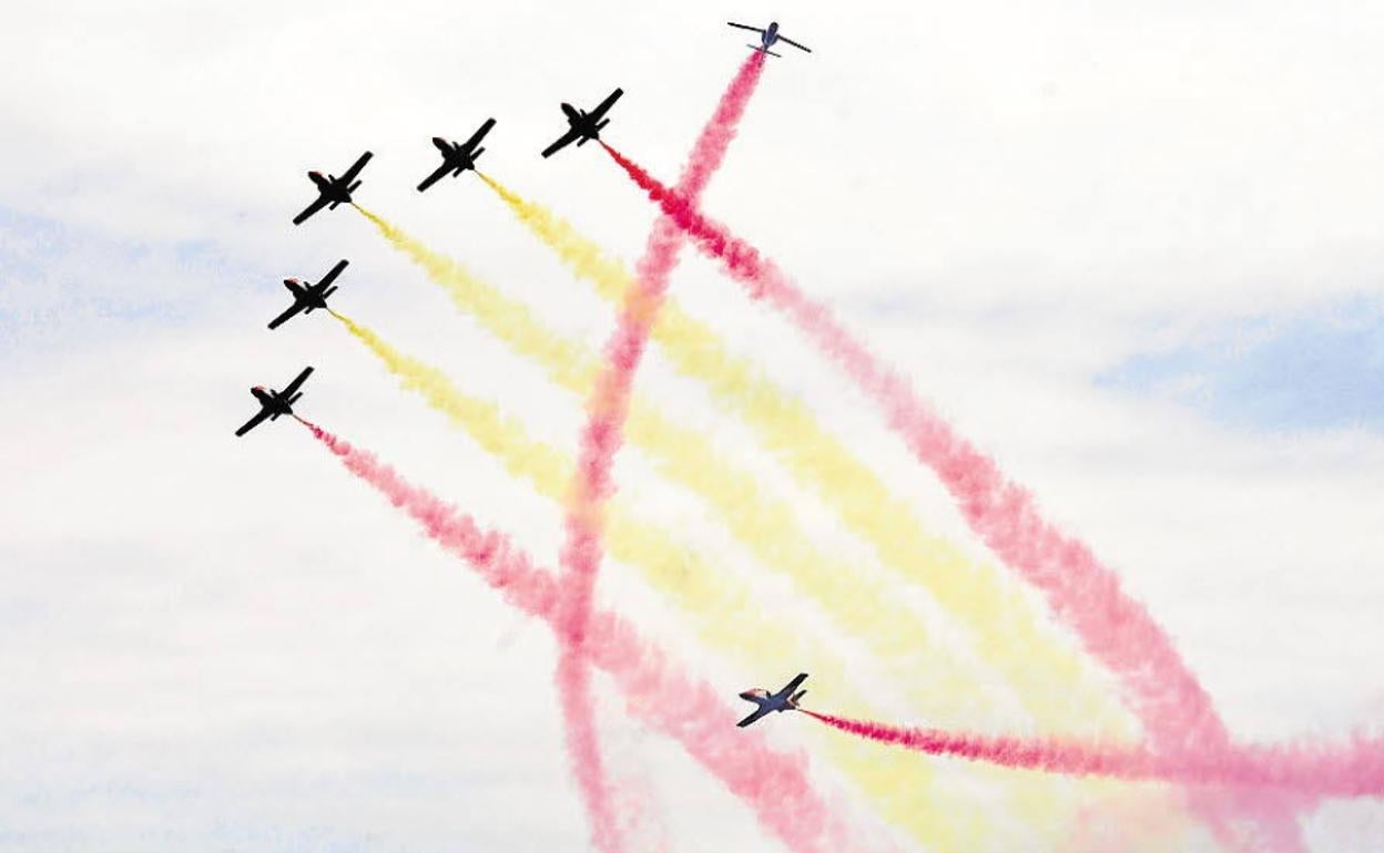 La Patrulla Águila realiza una exhibición, en una imagen de archivo.