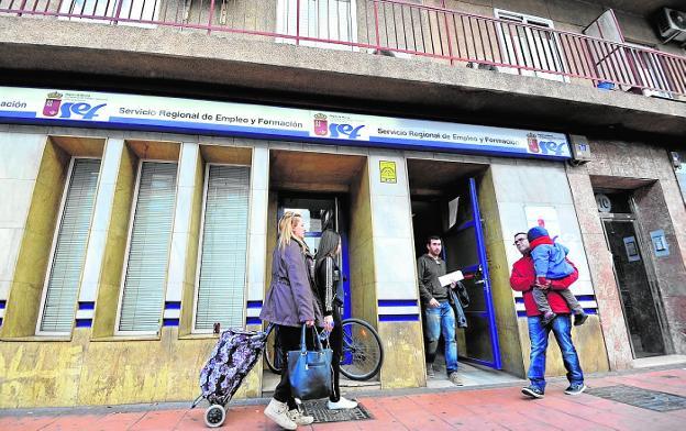 Varias personas junto a la oficina murciana del SEF en Ronda Norte, en una imagen de archivo.