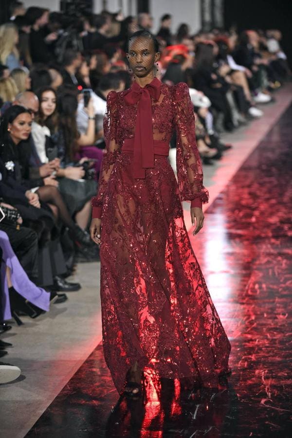 Los vestidos de ensueño de Elie Saab desfilaron en la pasarela de la fashion week parisina para combinarlos con enormes pendientes y tocados de rejilla.