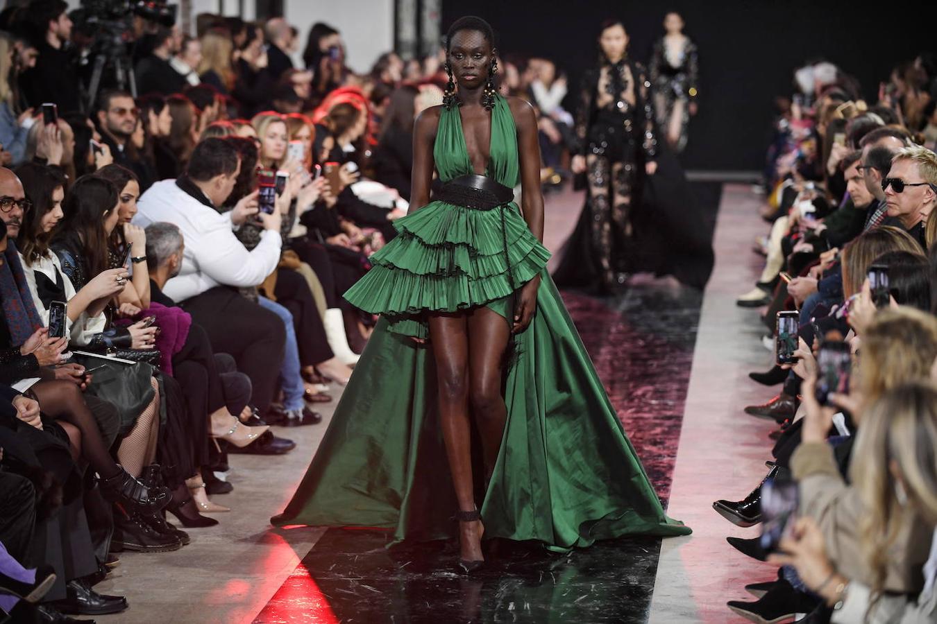 Los vestidos de ensueño de Elie Saab desfilaron en la pasarela de la fashion week parisina para combinarlos con enormes pendientes y tocados de rejilla.