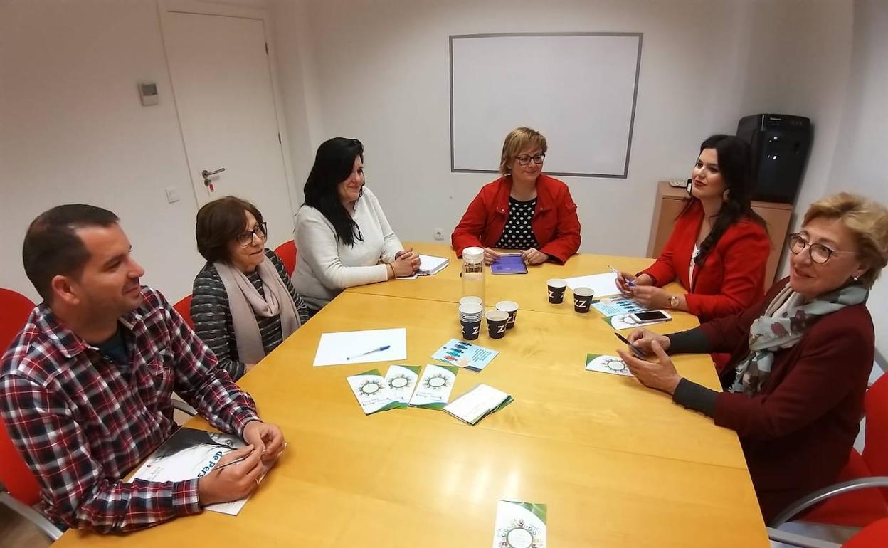 Reunión de las diputadas Miriam Guardiola y Maruja Pelegrín con representantes de Oblatas. 