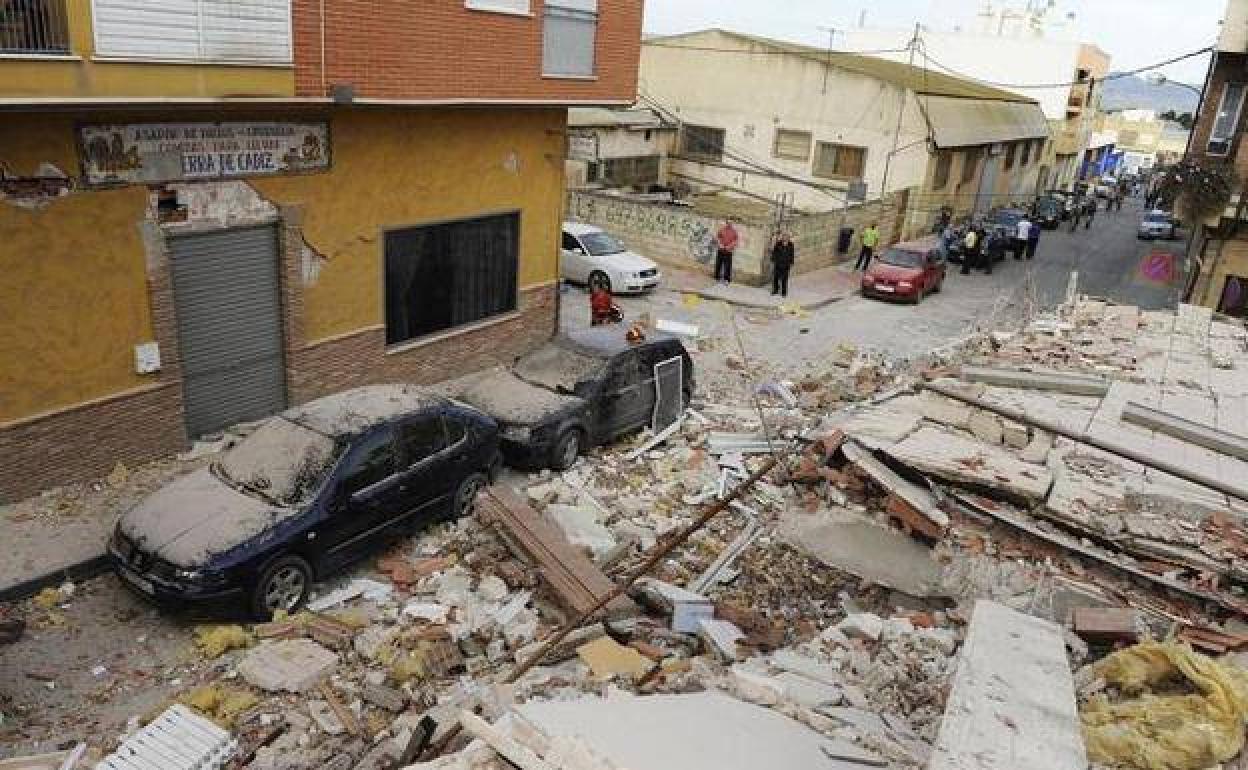 Imagen de archivo de una calle destrozada por el terremoto de Lorca en 2011.