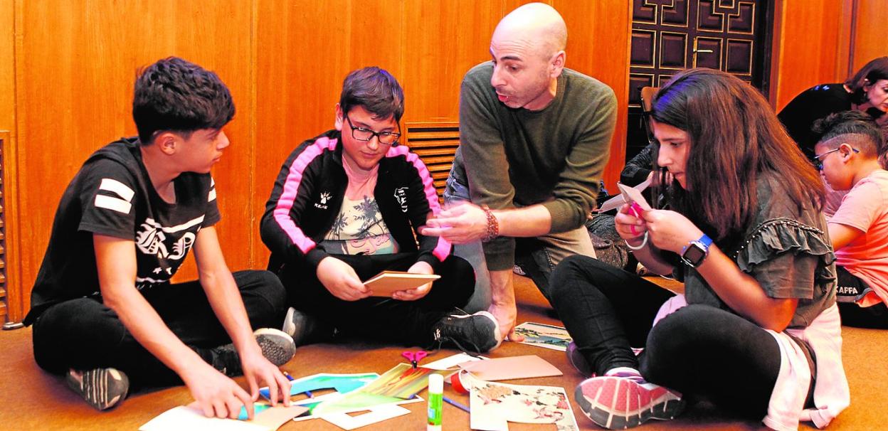 Nico Munuera, este jueves, con alumnos participantes en la actividad realizada en el Palacio Almudí. 