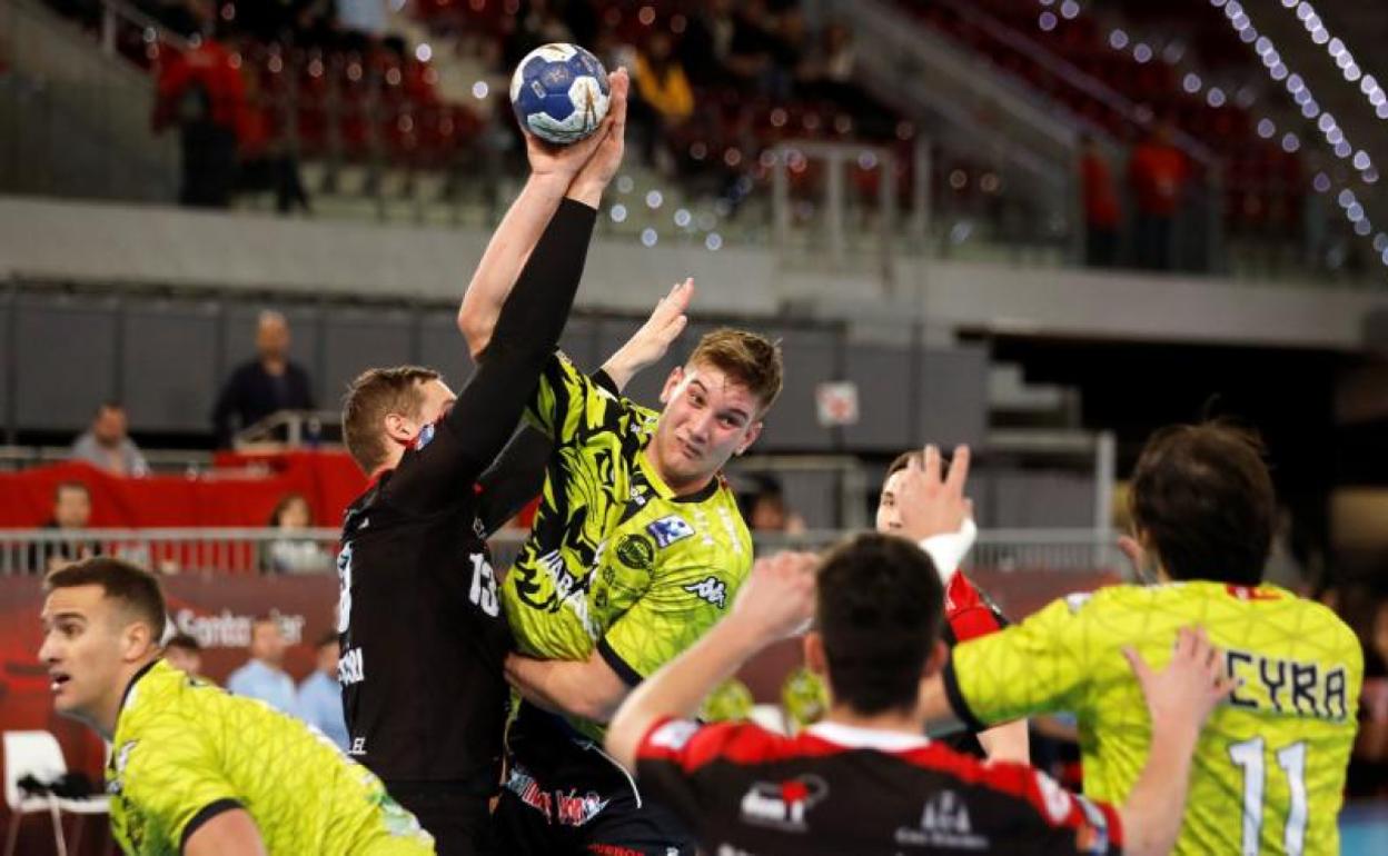 Tin Lucin, jugador del Ademar León, disputa el balón con el jugador del BM Logroño La Rioja Ligetvars. 