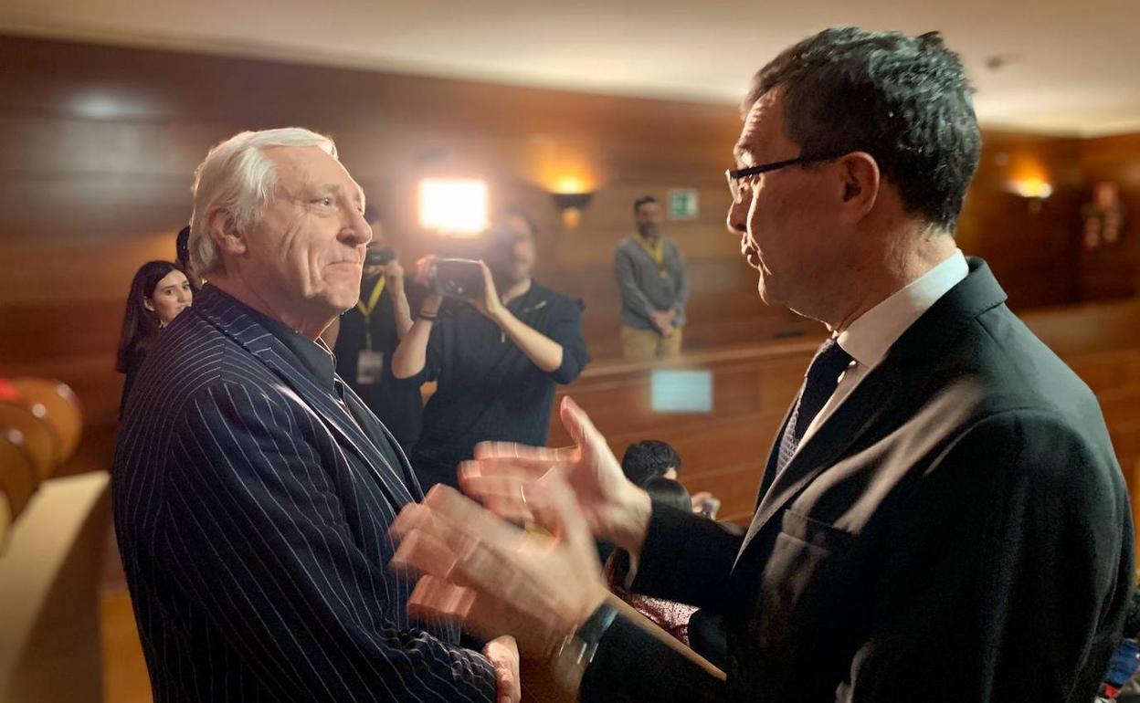 El alcalde, José Ballesta, con el realizador Peter Greenaway. 