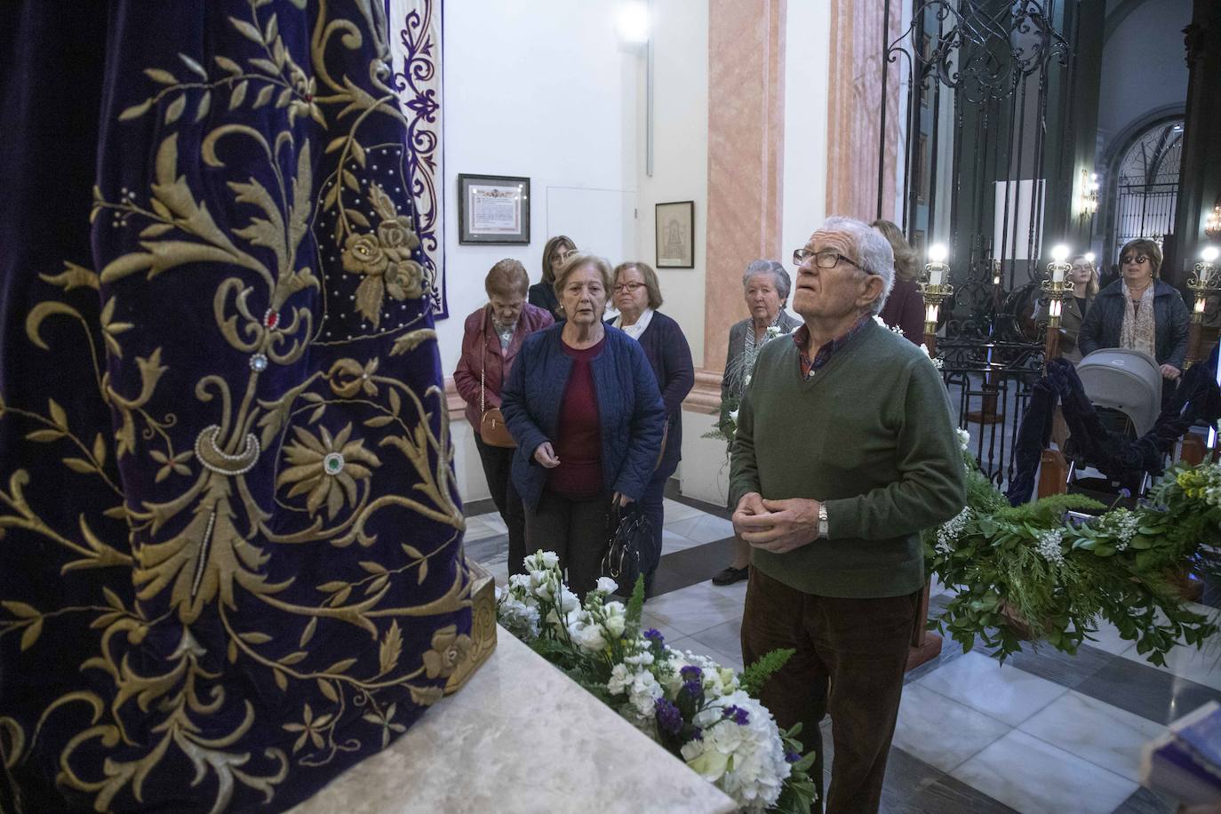 Fotos: Los fieles del Medinaceli optan por la reverencia y la oración