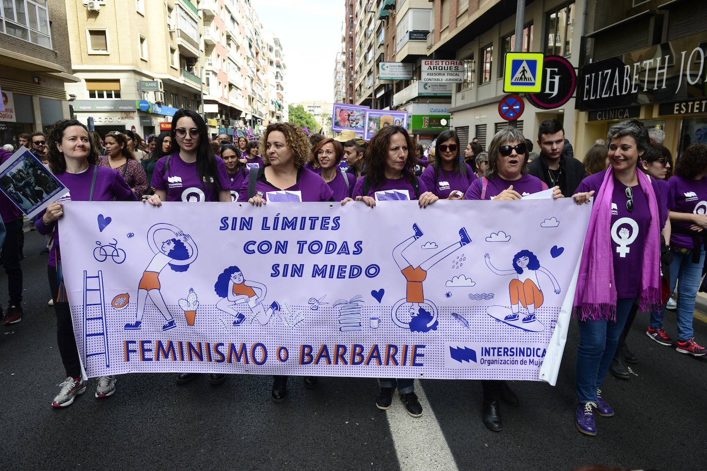 Fotos: Miles de voces claman en Murcia contra la desigualdad de las mujeres