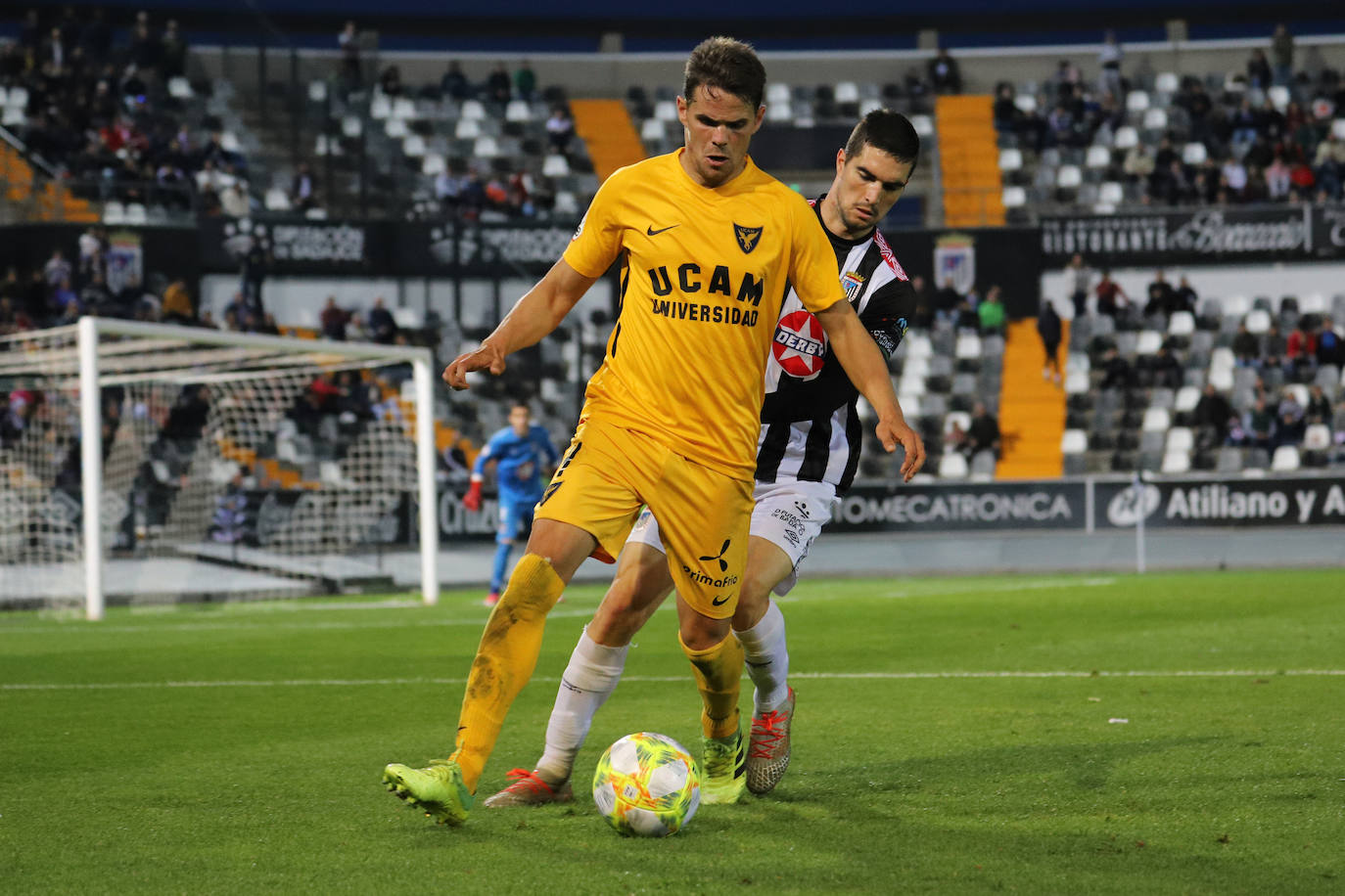 Fotos: El UCAM cae por la mínima en Badajoz