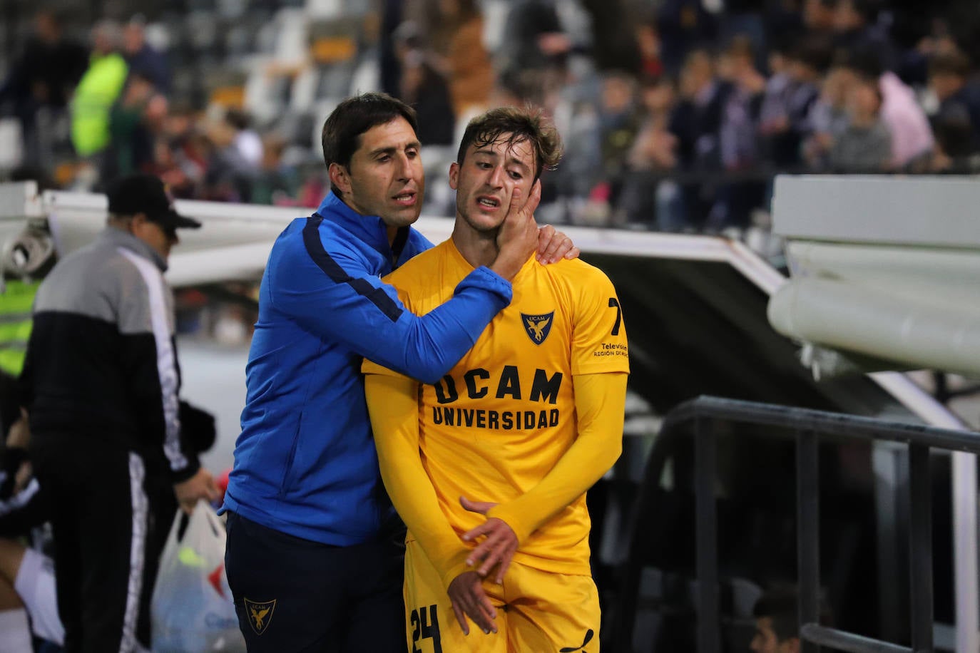 Fotos: El UCAM cae por la mínima en Badajoz