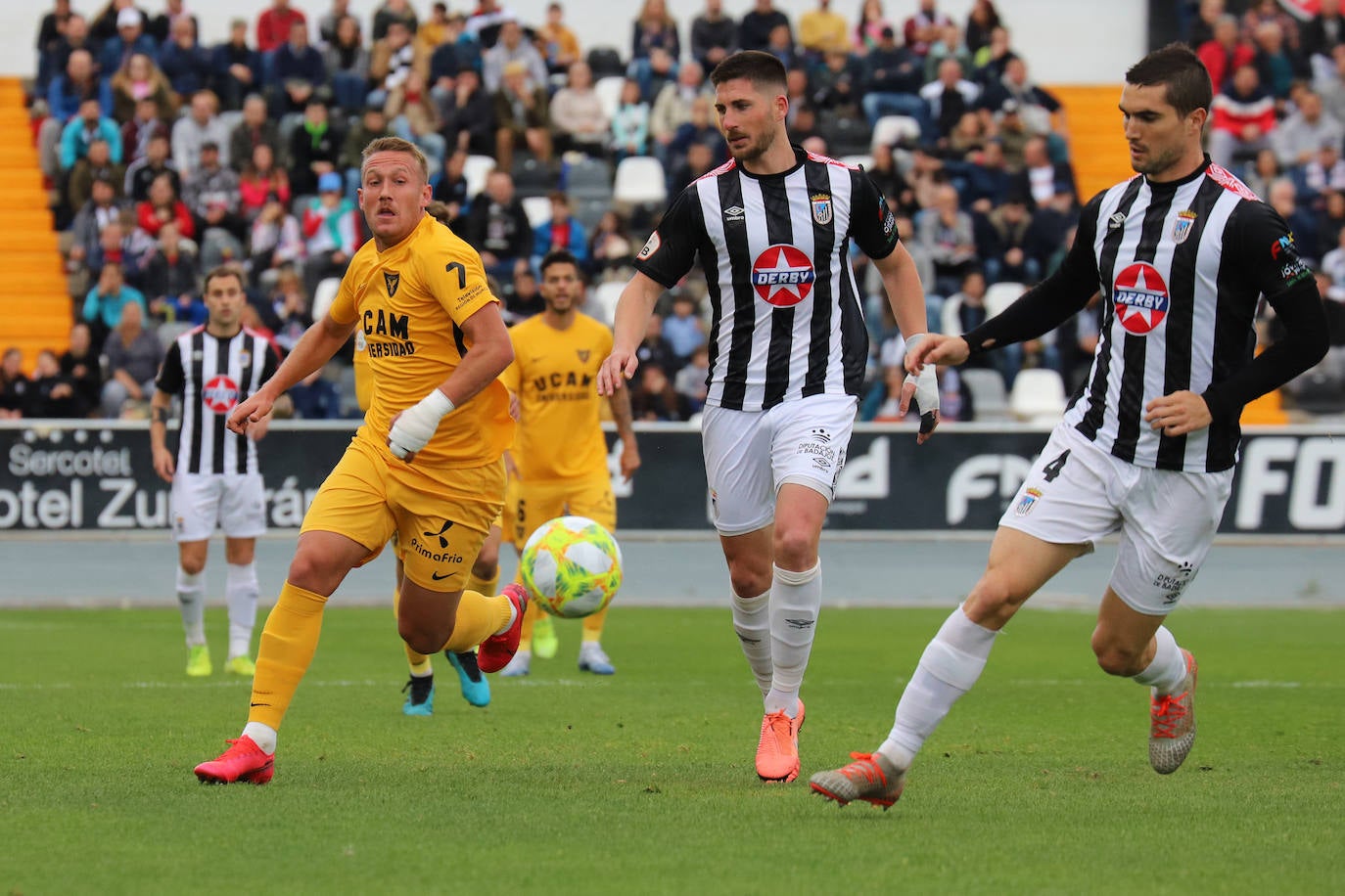 Fotos: El UCAM cae por la mínima en Badajoz