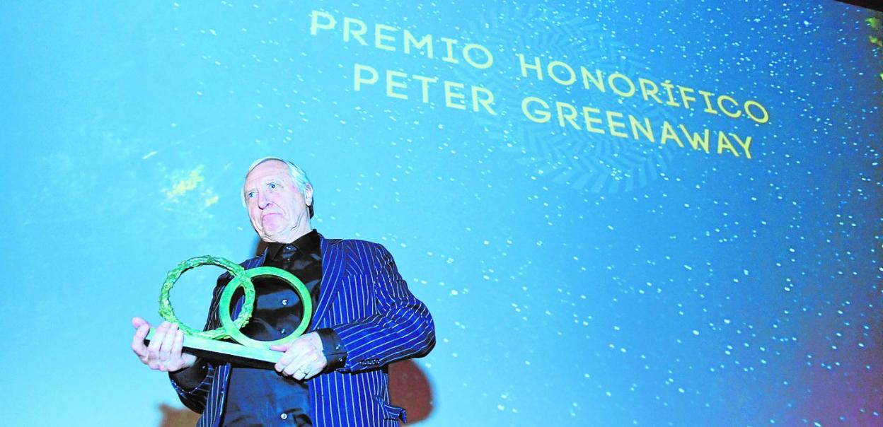 El cineasta y pintor Peter Greenaway, anoche con el Premio Honorífico del IBAFF 2020 . 