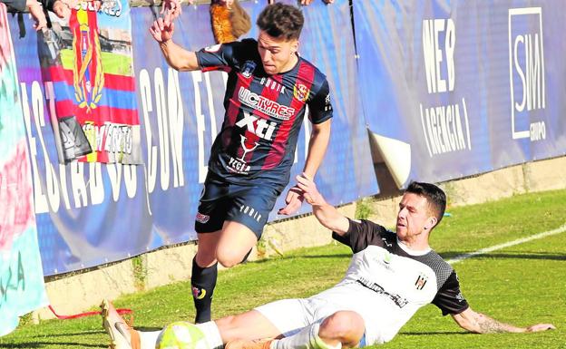 Mario Sánchez, lateral del Yeclano, supera a Salvi, del Mérida.