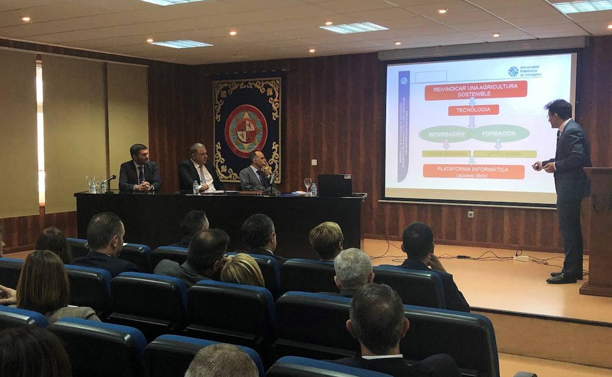 El consejero Antonio Luengo, el rector de la UPCT, Alejandro Díaz, y el presidente del Scrats, Lucas Jiménez en la presentación del convenio.
