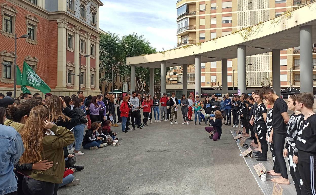 Manifestación del Frente de Acción Estudiantil de Murcia en la plaza de La Merced, este lunes.
